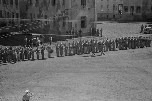 ΦΩΤΟΗΜΕΡΑΣ: 1942, γερμανική Κατοχή, στις σημερινές εγκαταστάσεις της ΣΕΑΠ. Ο υπολοχαγός (Oberleutnant) Iro Ilk λαμβάνει τον Ιπποτικό Σταυρό του Σιδηρού Σταυρού (Ritterkreuz) (φωτογραφίες: Χανς Γκρος).