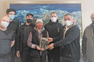 Ο δήμαρχος Οροπεδίου Λασιθίου με τους­ διασωθέντες ορειβάτες