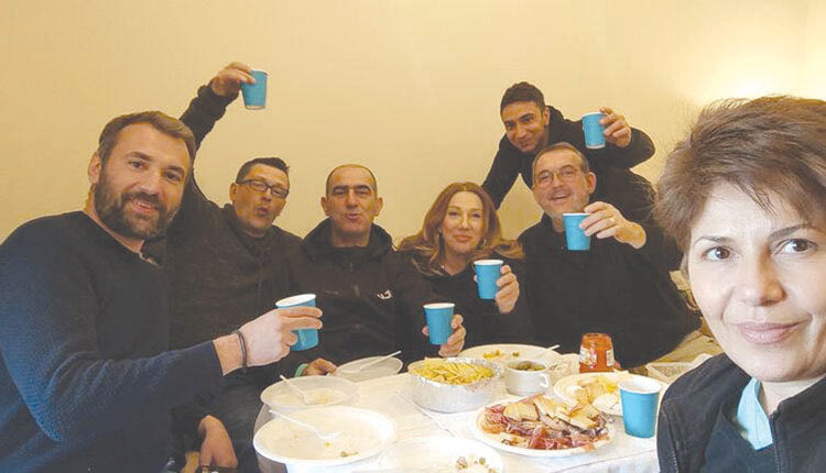 Ο Μαρίνος Αλειφέρης από το MEGA, ο Γιώργος Γεωργιάδης από τον ALPHA, o Μίλτος Σακελλάρης από τον ΣΚΑΙ, η Ευτυχία Πενταράκη από την ΕΡΤ, ο Χρήστος Νικολαϊδης από το ΟPΕΝ και η Λευκή Γιωργάκη από το STAR μαζί με τον μπαρουτοκαπνισμένο οπερατέρ Γιάννη Κολιγλιάτη, χαμογελάνε και υψώνουν τα πλαστικά ποτήρια για να ξεχάσουν λίγο τη φρίκη που καταγράφουν καθημερινά.