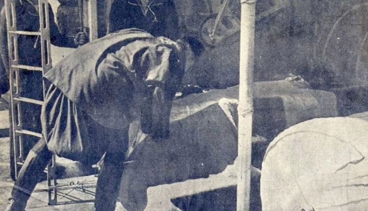 Στο πλοίο που μετέφερε τη σορό. Κρητικός σκύβει με ευλάβεια