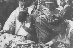 ΦΩΤΟΗΜΕΡΑΣ: Κρητικοί κλαίνε πάνω από τη σορό του Ελευθέριου Βενιζέλου που κηδεύτηκε στην Κρήτη.