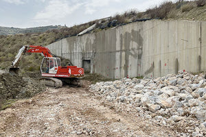 Εμφανής η υγρασία στα τοιχία αντιστήριξης του δρόμου της Μεσσαράς