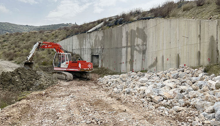 Εμφανής η υγρασία στα τοιχία αντιστήριξης του δρόμου της Μεσσαράς