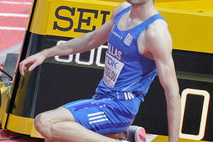 Το καλύτερο δώρο γενεθλίων στον εαυτό του έκανε ο Μίλτος Τεντόγλου. Ο 24χρονος άλτης από τα Γρεβενά με άλμα στα 8.55μ. κατέκτησε το χρυσό μετάλλιο στο Παγκόσμιο πρωτάθλημα κλειστού στίβου που διεξάγεται στο Βελιγράδι. Ο «χρυσός» Ολυμπιονίκης του Τόκιο βελτίωσε το Πανελλήνιο ρεκόρ που ανήκε στην ίδιο από το 2019 (8.38μ.) και παράλληλα σημείωσε την έκτη καλύτερη επίδοση όλων των εποχών στον κλειστό στίβο και την τρίτη καλύτερη στην Ευρώπη! Πολύ σύντομη εξάλλου ήταν η παρουσία της Ειρήνης Βασιλείου στο Παγκόσμιο πρωτάθλημα. Ανήμερα των 32ων γενεθλίων της, η ηρακλειώτισσα πρωταθλήτρια τερμάτισε τελευταία στην 4η προκριματική σειρά των 400μ. με 53.62 και φυσικά αποκλείστηκε. Στις δηλώσεις της μάλιστα, άφησε ανοιχτό το ενδεχόμενο να αποχωρήσει από την ενεργό δράση. Στον τελικό του τριπλούν, ο Νίκος Ανδρικόπουλος πήρε τη 12η θέση με 16.05 ενώ η Ραφαέλα Σπανουδάκη αποκλείστηκε στα προκριματικά των 60μ. με 7.35’’.