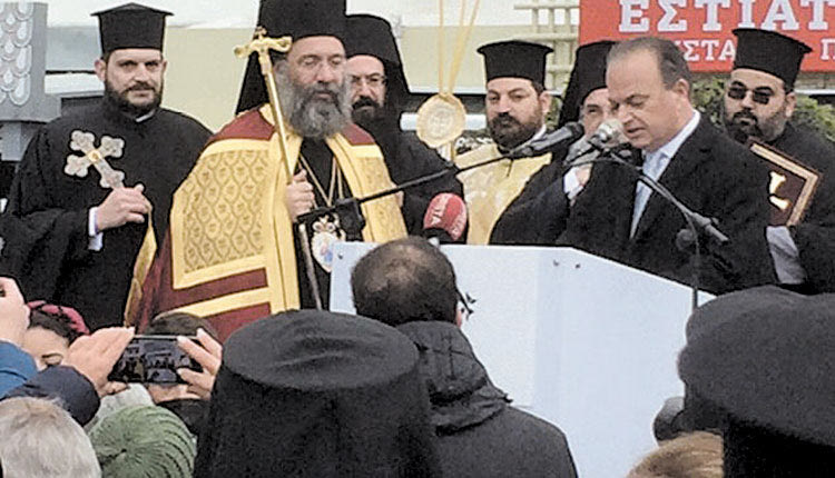 Πάνδημη ήταν η υποδοχή του νέου Μητροπολίτη Ρεθύμνης και Αυλοποτάμου κ. Προδρόμου το μεσημέρι του Σαββάτου στην πλατεία του Αγνώστου Στρατιώτη, όπου έφτασε συνοδευόμενος από τον προκάτοχό του και νυν Αρχιεπίσκοπο κ. Ευγένιο. Χαρακτηριστικές του κλίματος είναι οι μαντινάδες του Κωστή Ι. Γ. Καλλέργη.