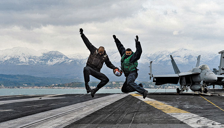 Στη Σούδα της Κρήτης βρίσκεται ελλιμενισμένο από το Σάββατο το θηριώδες αεροπλανοφόρο «Χάρι Σ. Τρούμαν».