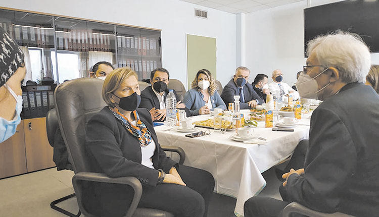 Στην κλειστή σύσκεψη που έγινε στο Πανεπιστημιακό, παρουσία της αναπληρώτριας υπουργού Υγείας Μίνας Γκάγκα, είπε ότι θα είναι πιο ξεκάθαρο το τοπίο, αφού οι ασθενείς θα πληρώνουν νόμιμα για να χειρουργηθούν ιδιωτικά εντός νοσοκομείου αν το επιθυμούν, και έτσι θα χτυπηθεί και το “φακελάκι”.