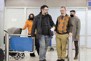 Έφτασε στην Αθήνα χθες το απόγευμα ο Μανώλης Ανδρουλάκης από την εμπόλεμη ζώνη της Μαριούπολης