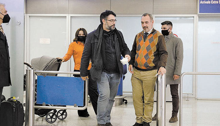 Έφτασε στην Αθήνα χθες το απόγευμα ο Μανώλης Ανδρουλάκης από την εμπόλεμη ζώνη της Μαριούπολης