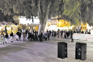    Με πρωτοβουλία της Επιτροπής Ειρήνης Ηρακλείου πραγματοποιήθηκε η συγκέντρωση-συναυλία