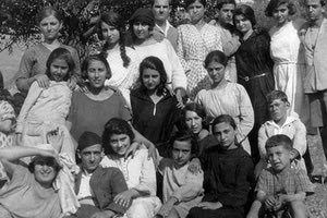 ΦΩΤΟΗΜΕΡΑΣ: ΣΤΟ ΑΒΔΟΥ, στα μέσα της δεκαετίας του 1920, λίγο πριν το γάμο της Μαρίας Εμμ. Νταφώτη με τον Μιχαήλ Βελιγραντάκη, το 1925. Η Μαρία στο κέντρο, γονατιστή ελαφρώς, πρώτη από δεξιά, με τα ξαδέλφια της Αλεξανδρινούς Νταφώτηδες, Κοκκινάκηδες και τους άλλους συγγενείς και φίλους τους από το Ηράκλειο και το Αβδού. Πάνω και πρώτη από αριστερά διακρίνεται η αδελφή της Ελένη, μετέπειτα 2η σύζυγος του Δαβίδ Π. Γ Γουβιανάκη. Η Μερόπη, κόρη του βουλευτή Γεωργίου Κ. Κοκκινάκη, διακρίνεται όρθια με τα σκουρα, 3η από δεξιά αγκαλιά με τα δύο δίδυμα ξαδέλφια της Νίκο και Μελέτη Ιω. Κοκκινάκη, 1ος και 4ος από δεξιά. Επίσης διακρίνεται στη μέση και αριστερά της Μαρίας Εμμ. Νταφώτη, η αδελφή της Μερόπης Ελλη, μετέπειτα σύζυγος Γεωργίου Καββαλάκη. Πηγή: Πολιτιστικός Σύλλογος Αβδού