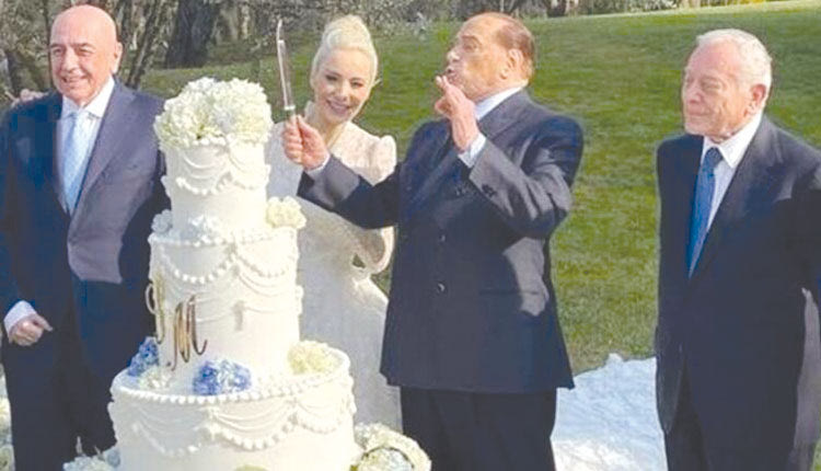 Γαμπρός ντύθηκε για τρίτη φορά ο Σίλβιο Μπερλουσκόνι, ο οποίος έκανε έναν “συμβολικό γάμο” με την κατά 53 χρόνια νεότερη σύντροφό του, Μάρτα Φασίνα, στην πολυτελή βίλα του στο Μιλάνο.