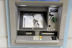 Φθορές σε τράπεζες και καταστήματα από αγνώστους