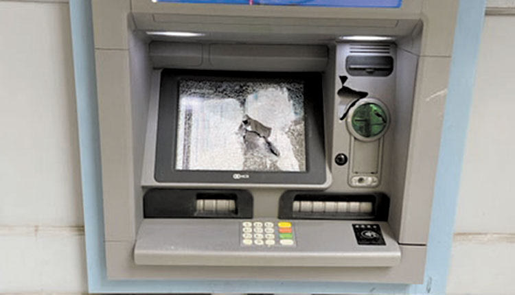 Φθορές σε τράπεζες και καταστήματα από αγνώστους