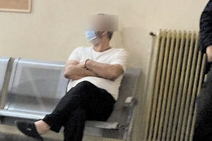 Με το... φανελάκι και τις παντόφλες έξω από το γραφείο του εισαγγελέα ο 62χρονος