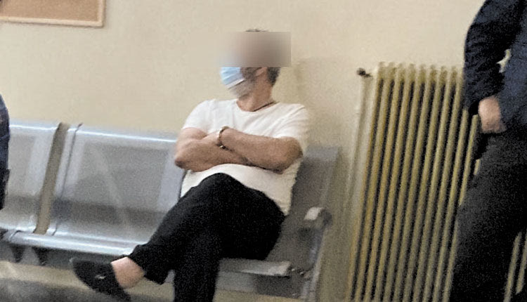 Με το... φανελάκι και τις παντόφλες έξω από το γραφείο του εισαγγελέα ο 62χρονος