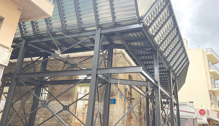 Έχουμε ξαναγράψει για το έκτρωμα στο κέντρο της πόλης. Ο λόγος για το... προστατευτικό που έβαλαν στο Τρανταλίδειο.