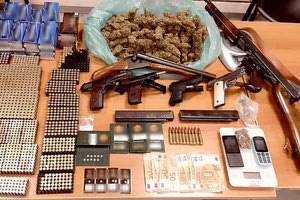 Χασίς και όπλα βρήκε η ΕΛΑΣ