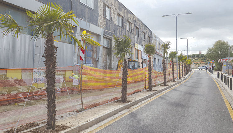 Ρωτάει -και με το δίκιο του ο κόσμος- αφού τα έργα στην Αρχιεπισκόπου Μακαρίου έχουν ολοκληρωθεί, ποιος είναι ο λόγος που ο δρόμος δεν παραδίδεται στην κυκλοφορία