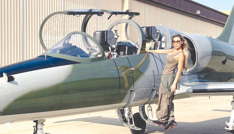 «Θύματα» της γοητείας της έχουν πέσει από έμποροι ναρκωτικών μέχρι και διακινητές ανθρώπων, εδώ και χρόνια όμως έχει αλλάξει ζωή και εσχάτως κάνει προσπάθειες προκειμένου να πειστεί η Δύση και να βοηθήσει την Ουκρανία να αντιμετωπίσει τη ρωσική εισβολή. Η δράση της διακόπηκε απότομα όταν αποκαλύφθηκε σε μια αποστολή, κατά μια εκδοχή, ότι ερωτεύτηκε τον στόχο της. Ετσι αναγκάστηκε να αλλάξει ταυτότητα, επάγγλεμα και ζωή μετακομίζοντας με την κόρη της στις ΗΠΑ, καταφέρνοντας να σωθεί την τελευταία στιγμή.