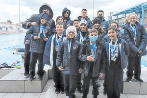 Η ομάδα του Ωρίωνα με την προπονήτριά τους