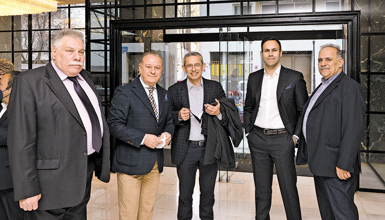 Ο κ. κ. Γιώργος Σηφάκης, Γιάννης Σηφάκης και Ζαχαρίας Σηφάκης, με τον πρόεδρο  και διευθύνοντα σύμβουλο των Maris Hotels κ. Ανδρέα Μεταξά και τον γενικό διευθυντής  Aquila Atlantis κ. Γιώργο Μπαρελιέρ