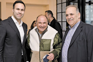 Οι κ.κ. Γιάννης Σηφάκης και Ζαχαρίας Σηφάκης με τον πρόεδρο της Ένωσης Ξενοδόχων Ηρακλείου κ. Νίκο Χαλκιαδάκη