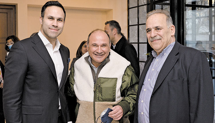 Οι κ.κ. Γιάννης Σηφάκης και Ζαχαρίας Σηφάκης με τον πρόεδρο της Ένωσης Ξενοδόχων Ηρακλείου κ. Νίκο Χαλκιαδάκη