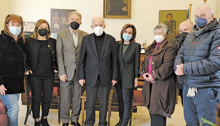 Στο γραφείο του δημάρχου έγινε η παραλαβή του κτηρίου για το νέο ΚΑΠΗ στη λ. Δημοκρατίας
