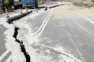 Ο ΚΑΙΡΟΣ ΔΕΝ ΒΟΗΘΑ ΤΟΝ ΔΡΟΜΟ ΤΗΣ ΜΕΣΣΑΡΑΣ Αγωνία για τη συγκράτηση της κατολίσθησης