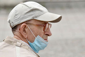 Αναστέλλεται από τις 15 Απριλίου το πρόστιμο των 100 ευρώ για ανεμβολίαστους άνω των 60