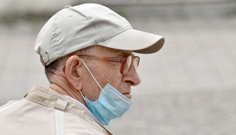 Αναστέλλεται από τις 15 Απριλίου το πρόστιμο των 100 ευρώ για ανεμβολίαστους άνω των 60
