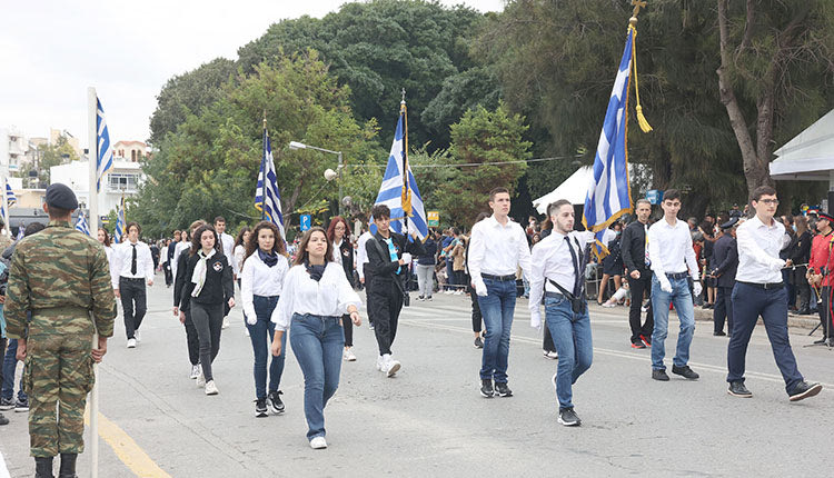 Με κατάθεση στεφάνου και παρέλαση η επέτειος της 25ης Μαρτίου