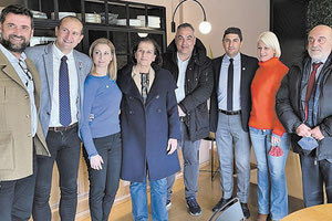 Ο κ. Αυγενάκης με τα στελέχη της Παγκόσμιας Ομοσπονδίας