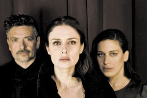 Η παράσταση δίνεται με την υποστήριξη της Περιφέρειας Κρήτης