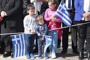 Κλέβουν κάθε φορά την παράσταση: μικρά παιδιά κρατούν στα χέρια τους την ελληνική σημαία