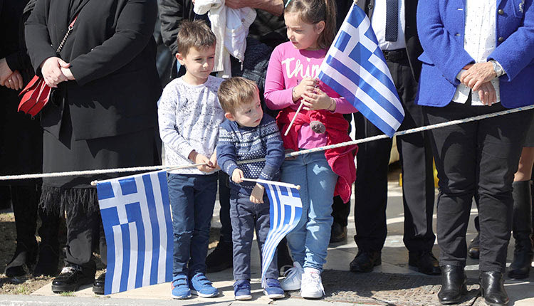 Κλέβουν κάθε φορά την παράσταση: μικρά παιδιά κρατούν στα χέρια τους την ελληνική σημαία