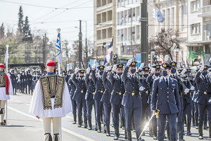 Η στρατιωτική παρέλαση στο Σύνταγμα ήταν μεγαλειώδης