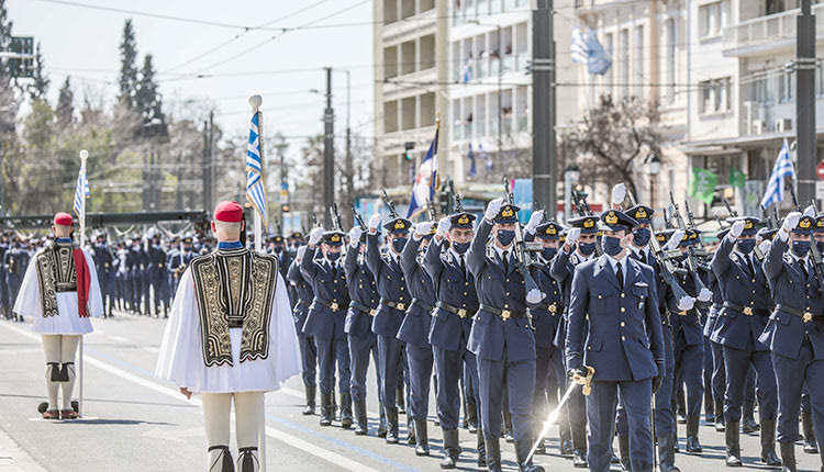 Η στρατιωτική παρέλαση στο Σύνταγμα ήταν μεγαλειώδης