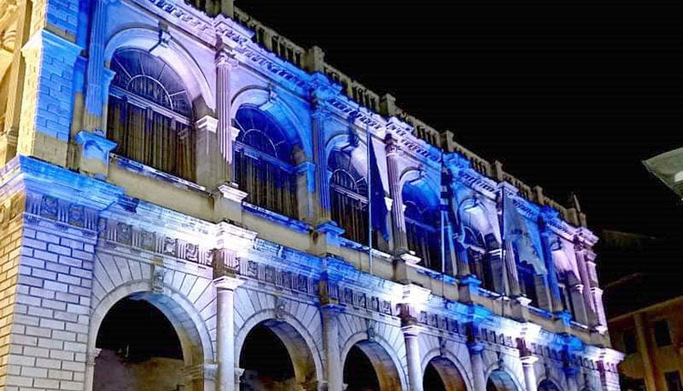 Ο Δήμος φωταγώγησε τη Λότζια στα χρώματα  της γαλανόλευκης σημαίας