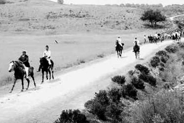 ΦΩΤΟΗΜΕΡΑΣ: 1908 στην Κρήτη. Διεθνείς αγώνες- με τη συμμετοχή των 3 δυνάμεων- σκοποβολής. Διακρίνεται η γαλλική ομάδα που πηγαίνει στον αγώνα.