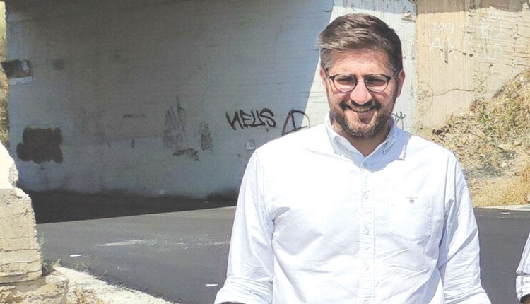 Ζητείται λύση σχετικά με τον πολύπαθο κόμβο της Αχλάδας, στον Βόρειο Οδικό Άξονα Κρήτης, καθώς το υπουργείο Υποδομών απαιτεί να κλείσει στις 30 του μήνα η παράνομη έξοδος και να παραδοθεί κανονικά το υπόλοιπο έργο. Η άτυπη παράταση έληξε και τώρα, όπως είπε ο δήμαρχος Μαλεβιζίου, Μενέλαος Μποκέας