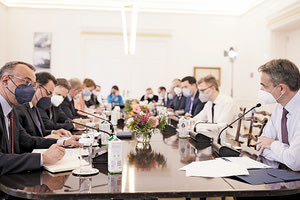 διυπουργική σύσκεψη που πραγματοποιήθηκε στο Μέγαρο Μαξίμου υπό τον πρωθυπουργό