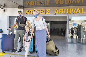 τουρίστες - αφίξεις πτήσεων εξωτερικού στην Κρήτη