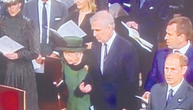 Μνημόσυνο στη μνήμη του πρίγκιπα Φίλιππου έκανε στο Αββαείο του Γουεστμίνστερ η βρετανική βασιλική οικογένεια.