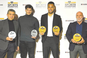 Η αντιπροσωπεία του ΟΦΗ που παρέλαβε τα βραβεία. Από αριστερά οι κ.κ. Βογιατζάκης, Καργάκης, Λ. Φελίπε και Παπαβασιλάκης