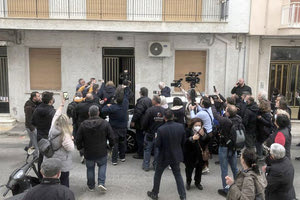 Πάτρα: Λαϊκή οργή και πλήθος κόσμου στη γειτονιά της μητέρας