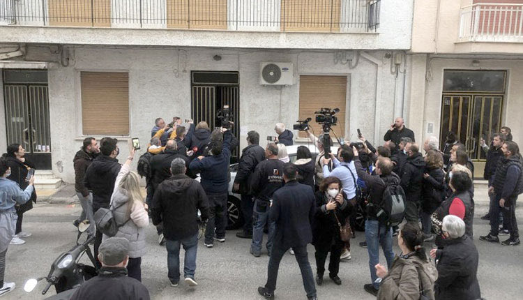 Πάτρα: Λαϊκή οργή και πλήθος κόσμου στη γειτονιά της μητέρας