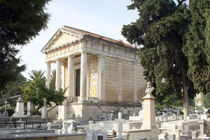 Οικογενειακοί τάφοι προς διάθεση στο κοιμητήριο του Αγίου Κωνσταντίνου