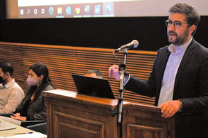 ο δήμαρχος Μαλεβιζίου Μενέλαος Μποκέας κατά την πρώτη διαβούλευση για το Σχέδιο Βιώσιμης Αστικής Κινητικότητας